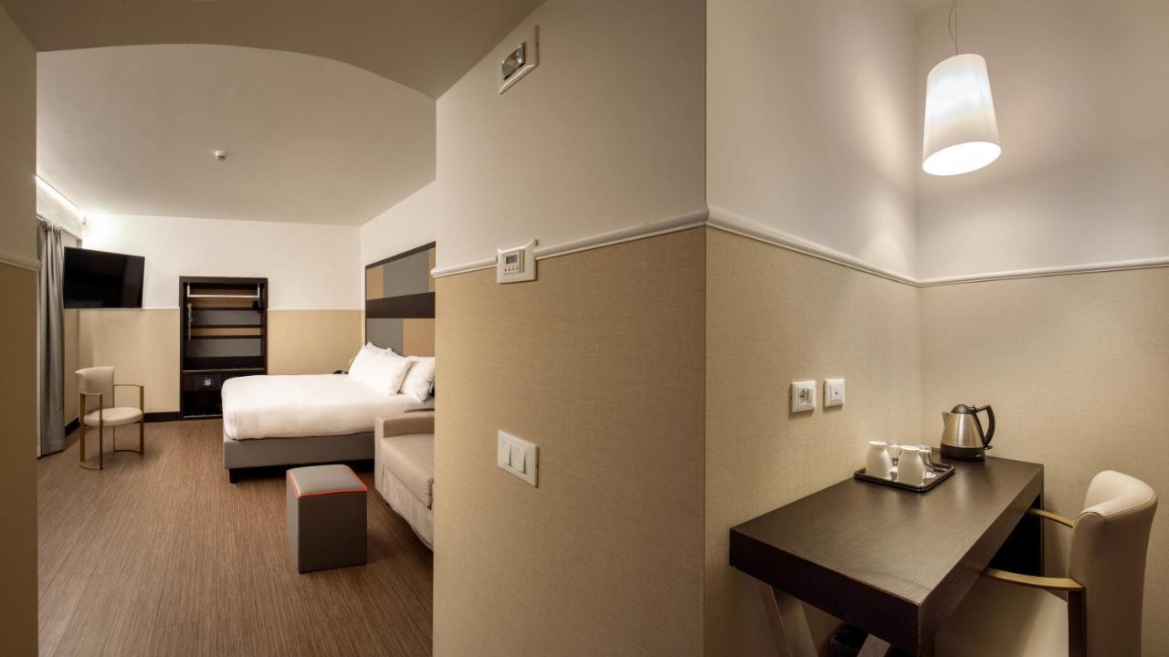 Habitación Doble Superior con sofá cama y cama grande