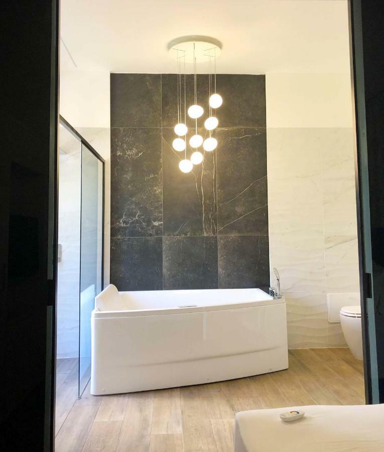 Deluxe Suite Spa Bath,885822430:JPEG